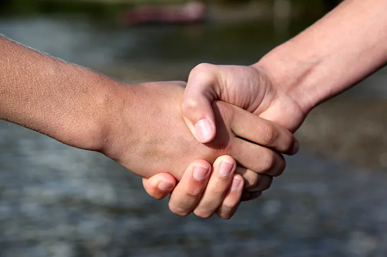 Zwei Personen geben sich die Hand Zwei Personen geben sich die Hand