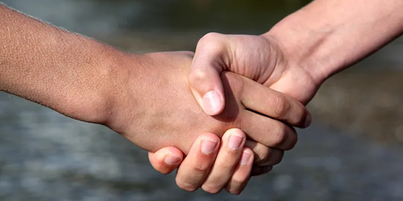 Zwei Personen geben sich die Hand Zwei Personen geben sich die Hand