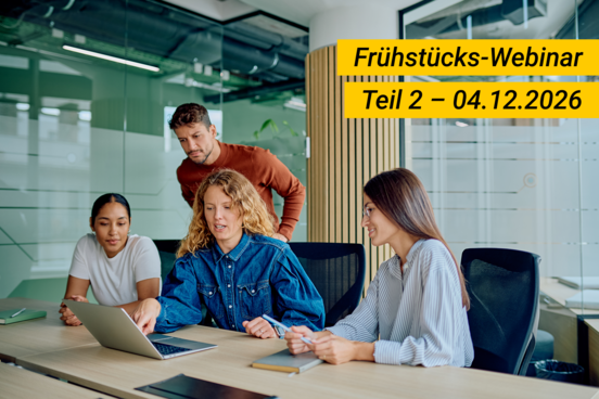 Ein Betriebsrat sitzt in einem Büro und bespricht Themen. Oben rechts ein gelber Hinweis: "Frühstücks-Webinar Teil 2 – 04.12.2026".