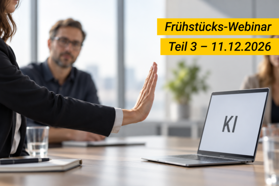Besprechung im Büro. Eine Person hält abwehrend die Hand vor einen Laptop mit der Aufschrift "KI". Im Hintergrund sitzen weitere Personen am Tisch. Oben rechts ein gelber Hinweis: "Frühstücks-Webinar Teil 3 – 11.12.2026".