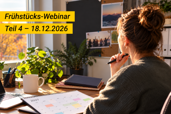 Eine sitzt an einem Schreibtisch und schaut aus dem Fenster. Auf dem Tisch liegt ein Kalender von 2027. Oben links ein gelber Hinweis: "Frühstücks-Webinar Teil 4 – 18.12.2026".