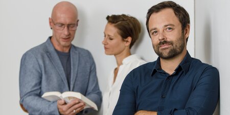 Ein Mann erklärt den Sonderkündigungsschutz Ein Mann erklärt den Sonderkündigungsschutz