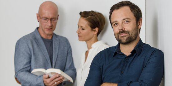 Ein Mann erklärt den Sonderkündigungsschutz