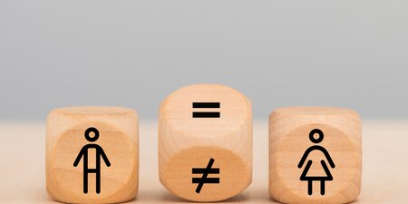 Würfel zeigen die Lohngleichheit von Frauen und Männern Würfel zeigen die Lohngleichheit von Frauen und Männern