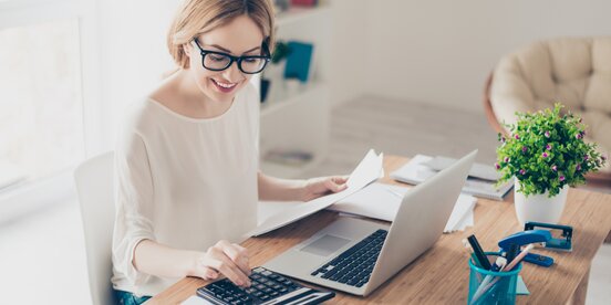 Eine Frau arbeitet im Home-Office Eine Frau arbeitet im Home-Office