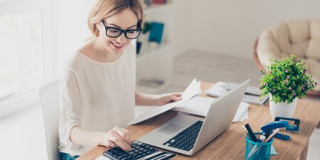 Eine Frau arbeitet im Home-Office Eine Frau arbeitet im Home-Office
