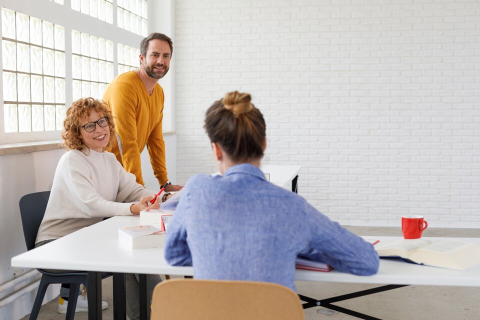 Drei Personen besprechen den Umfang der Unterrichtungspflicht bei Einstellungen Drei Personen besprechen den Umfang der Unterrichtungspflicht bei Einstellungen