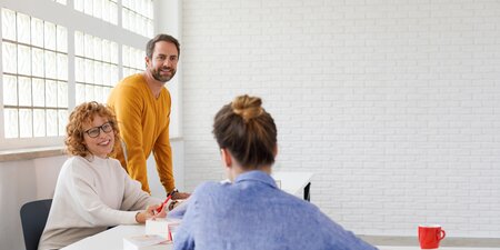 Drei Personen besprechen den Umfang der Unterrichtungspflicht bei Einstellungen Drei Personen besprechen den Umfang der Unterrichtungspflicht bei Einstellungen