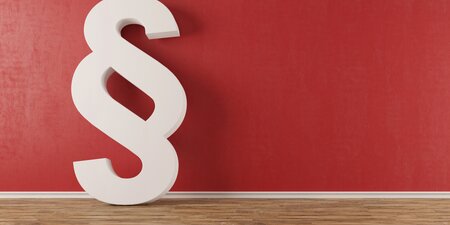 Rotes Bild mit weißen Paragraphen