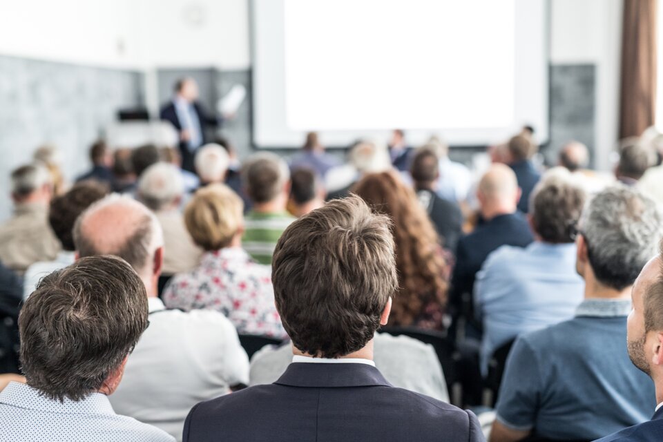 Versammlung von Personen bei einer Präsentation Versammlung von Personen bei einer Präsentation