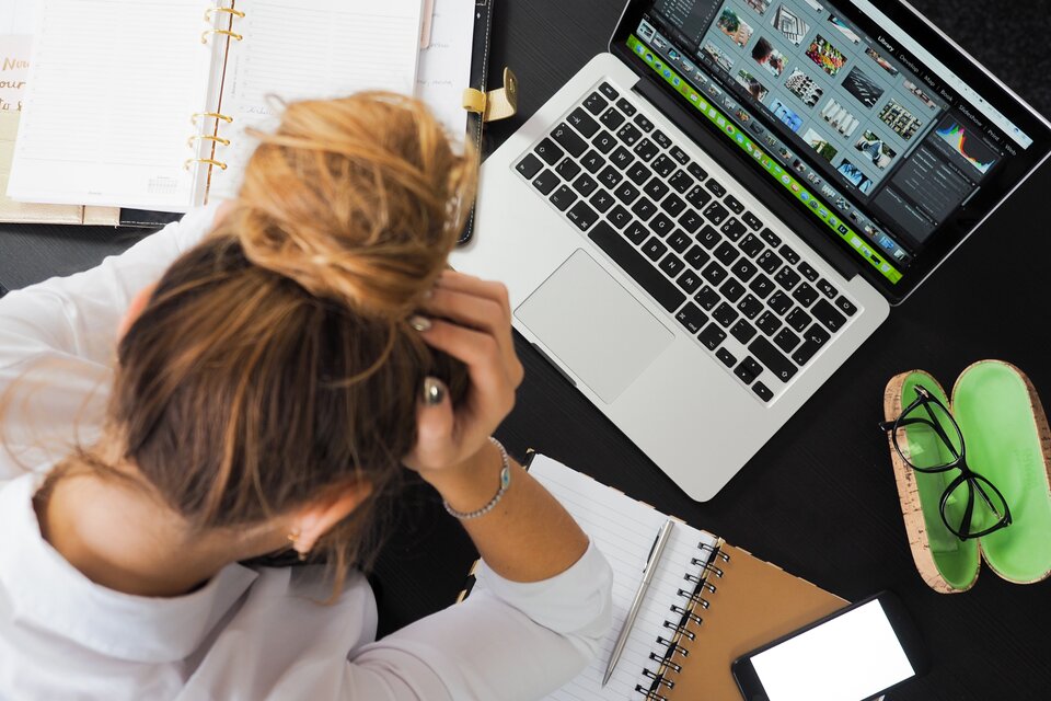 Frau sitzt verzweifelt am Computer Frau sitzt verzweifelt am Computer