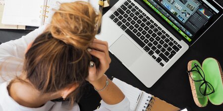 Frau sitzt verzweifelt am Computer Frau sitzt verzweifelt am Computer