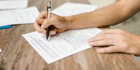 Eine Person füllt mit einem Kugelschreiber ein Formular aus – Symbolbild für Antragsverfahren im Rahmen des Gesetzes für einen inklusiven Arbeitsmarkt. Eine Person füllt mit einem Kugelschreiber ein Formular aus – Symbolbild für Antragsverfahren im Rahmen des Gesetzes für einen inklusiven Arbeitsmarkt.