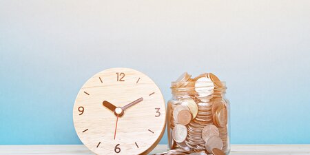 Ein Glas mit Münzen neben einer Holz-Uhr auf einem Tisch – das Bild steht symbolisch für die Betriebsratsvergütung und die Verbindung von Zeitaufwand und finanzieller Bewertung. Ein Glas mit Münzen neben einer Holz-Uhr auf einem Tisch – das Bild steht symbolisch für die Betriebsratsvergütung und die Verbindung von Zeitaufwand und finanzieller Bewertung.