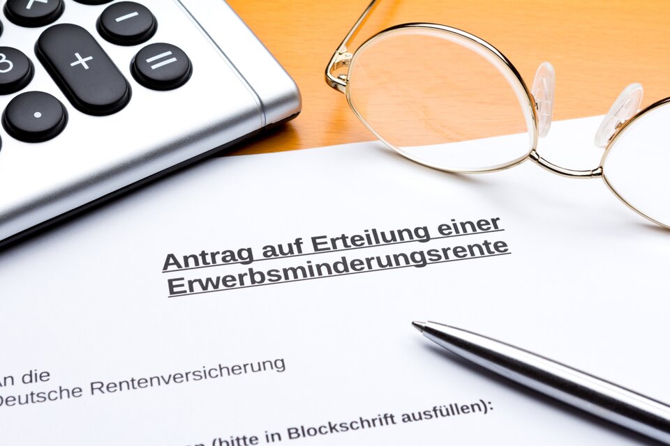 Formular zum Antrag auf Erwerbsminderungsrente mit Brille, Taschenrechner und Stift – Symbolbild für Rentenantrag und finanzielle Absicherung bei gesundheitlicher Einschränkung. Formular zum Antrag auf Erwerbsminderungsrente mit Brille, Taschenrechner und Stift – Symbolbild für Rentenantrag und finanzielle Absicherung bei gesundheitlicher Einschränkung.