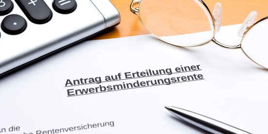 Formular zum Antrag auf Erwerbsminderungsrente mit Brille, Taschenrechner und Stift – Symbolbild für Rentenantrag und finanzielle Absicherung bei gesundheitlicher Einschränkung.