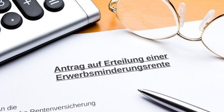 Formular zum Antrag auf Erwerbsminderungsrente mit Brille, Taschenrechner und Stift – Symbolbild für Rentenantrag und finanzielle Absicherung bei gesundheitlicher Einschränkung. Formular zum Antrag auf Erwerbsminderungsrente mit Brille, Taschenrechner und Stift – Symbolbild für Rentenantrag und finanzielle Absicherung bei gesundheitlicher Einschränkung.