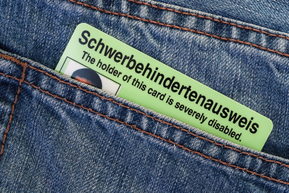 Ein Schwerbehindertenausweis steckt in einer Jeans-Gesäßtasche – Symbolbild für den neuen EU-Behindertenausweis und die Anerkennung von Behinderung in Europa. Ein Schwerbehindertenausweis steckt in einer Jeans-Gesäßtasche – Symbolbild für den neuen EU-Behindertenausweis und die Anerkennung von Behinderung in Europa.