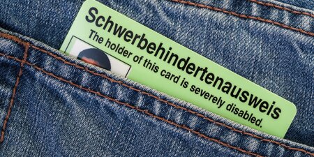 Ein Schwerbehindertenausweis steckt in einer Jeans-Gesäßtasche – Symbolbild für den neuen EU-Behindertenausweis und die Anerkennung von Behinderung in Europa. Ein Schwerbehindertenausweis steckt in einer Jeans-Gesäßtasche – Symbolbild für den neuen EU-Behindertenausweis und die Anerkennung von Behinderung in Europa.