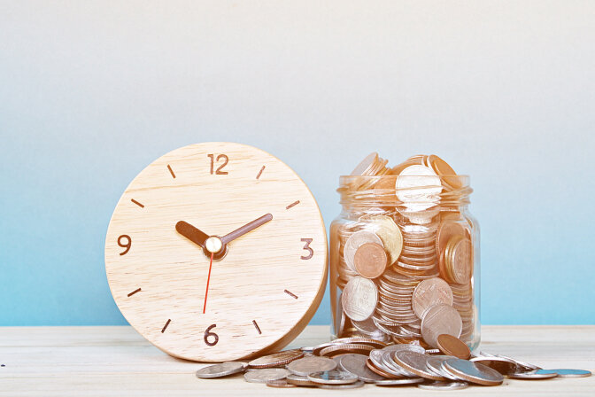 Eine Uhr und ein Glas voller Münzen symbolisieren die enge Verbindung von Zeit und Geld – zentrale Themen in der Diskussion über faire Bezahlung von Menschen mit Behinderung. Eine Uhr und ein Glas voller Münzen symbolisieren die enge Verbindung von Zeit und Geld – zentrale Themen in der Diskussion über faire Bezahlung von Menschen mit Behinderung.