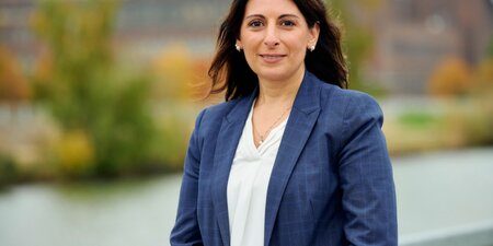 Daniela Cavallo, Betriebsratsvorsitzende bei VW, kämpft für sichere Arbeitsplätze und setzt sich entschlossen für die Interessen der Belegschaft ein.