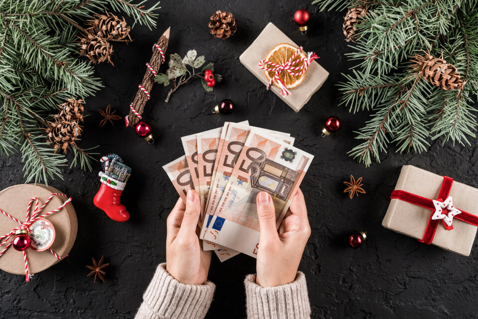 Weihnachtsgeld Euroscheine in Händen Weihnachtsgeld Euroscheine in Händen
