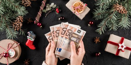 Weihnachtsgeld Euroscheine in Händen Weihnachtsgeld Euroscheine in Händen