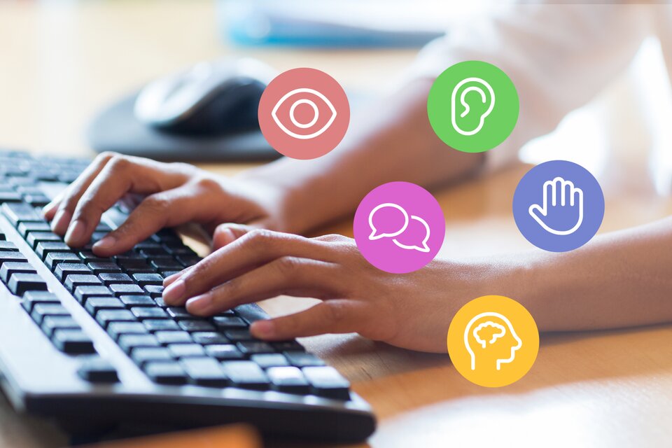 Eine Person tippt auf einer Tastatur, darüber schweben bunte Symbole für Sehen, Hören, Sprechen, Tasten und Denken – das Bild steht für digitale Barrierefreiheit und inklusive Kommunikation. Eine Person tippt auf einer Tastatur, darüber schweben bunte Symbole für Sehen, Hören, Sprechen, Tasten und Denken – das Bild steht für digitale Barrierefreiheit und inklusive Kommunikation.