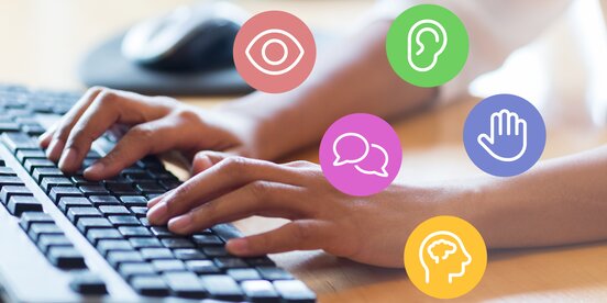 Eine Person tippt auf einer Tastatur, darüber schweben bunte Symbole für Sehen, Hören, Sprechen, Tasten und Denken – das Bild steht für digitale Barrierefreiheit und inklusive Kommunikation. Eine Person tippt auf einer Tastatur, darüber schweben bunte Symbole für Sehen, Hören, Sprechen, Tasten und Denken – das Bild steht für digitale Barrierefreiheit und inklusive Kommunikation.