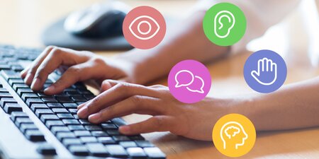Eine Person tippt auf einer Tastatur, darüber schweben bunte Symbole für Sehen, Hören, Sprechen, Tasten und Denken – das Bild steht für digitale Barrierefreiheit und inklusive Kommunikation. Eine Person tippt auf einer Tastatur, darüber schweben bunte Symbole für Sehen, Hören, Sprechen, Tasten und Denken – das Bild steht für digitale Barrierefreiheit und inklusive Kommunikation.