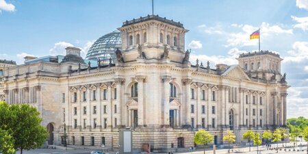 Der Deutsche Bundestag mit wehender Deutschlandfahne in Berlin – Symbol der politischen Entscheidungen, die auch für Betriebsräte wichtige arbeitsrechtliche Veränderungen bedeuten können. Der Deutsche Bundestag mit wehender Deutschlandfahne in Berlin – Symbol der politischen Entscheidungen, die auch für Betriebsräte wichtige arbeitsrechtliche Veränderungen bedeuten können.