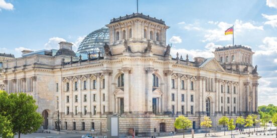 Der Deutsche Bundestag mit wehender Deutschlandfahne in Berlin – Symbol der politischen Entscheidungen, die auch für Betriebsräte wichtige arbeitsrechtliche Veränderungen bedeuten können. Der Deutsche Bundestag mit wehender Deutschlandfahne in Berlin – Symbol der politischen Entscheidungen, die auch für Betriebsräte wichtige arbeitsrechtliche Veränderungen bedeuten können.