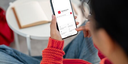 Frau hält Handy mit KI-Tool in der Hand Frau hält Handy mit KI-Tool in der Hand