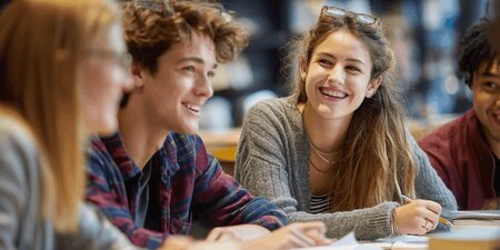 ehrere junge Menschen arbeiten gemeinsam an einem Tisch und tauschen sich in einer Schulungs- oder Lernsituation aus. ehrere junge Menschen arbeiten gemeinsam an einem Tisch und tauschen sich in einer Schulungs- oder Lernsituation aus.