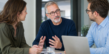 Ältere Fachkraft im Gespräch mit Betriebsrat und Personalabteilung in einem modernen Büro. Ältere Fachkraft im Gespräch mit Betriebsrat und Personalabteilung in einem modernen Büro.