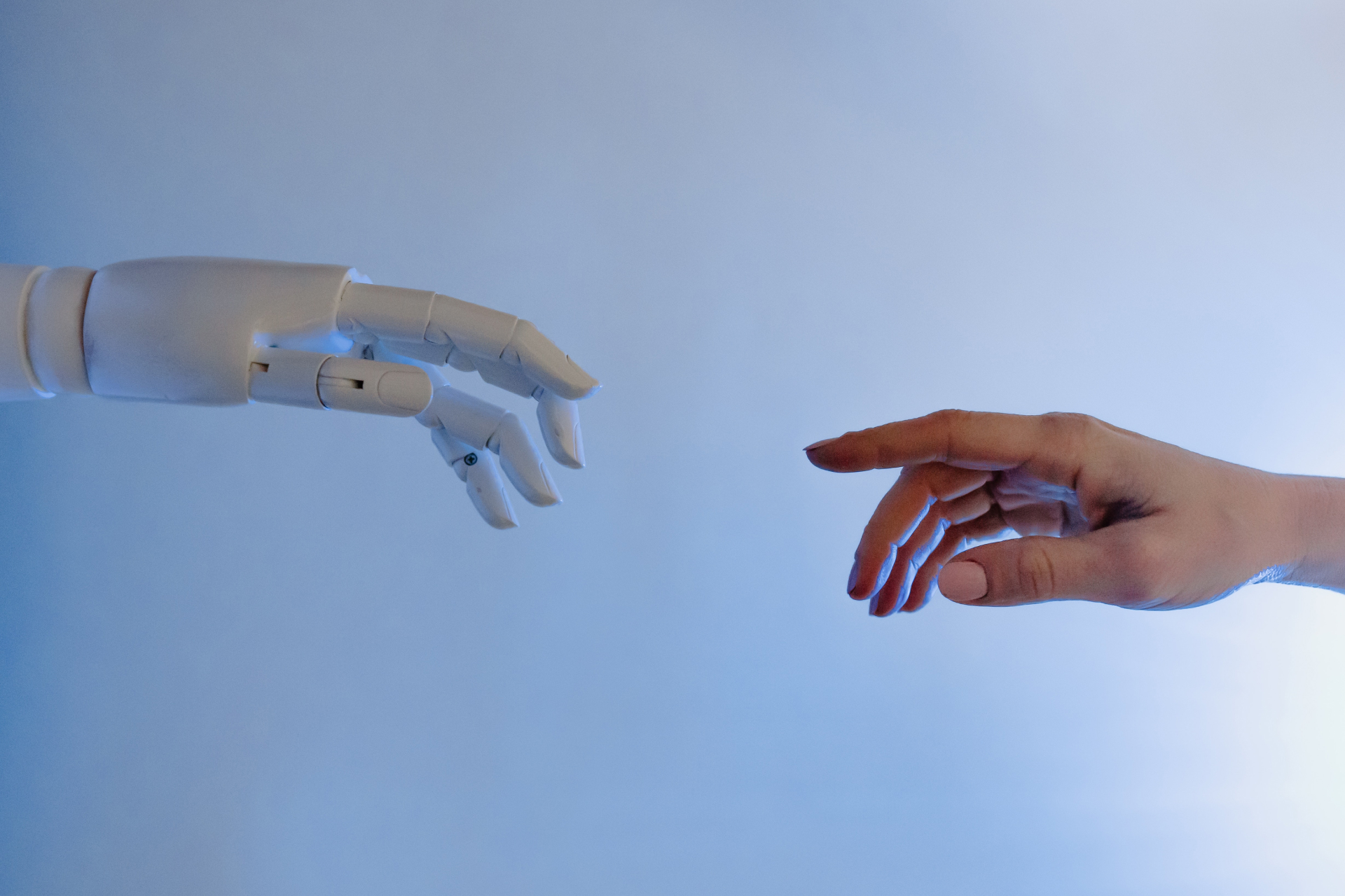 Eine Roboter Hand trifft auf eine Menschen Hand