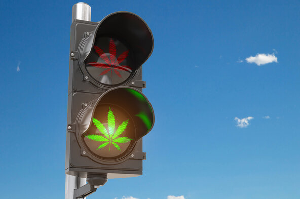 Ampel wo ein grünes und ein rotes Cannabisblatt zu sehen ist