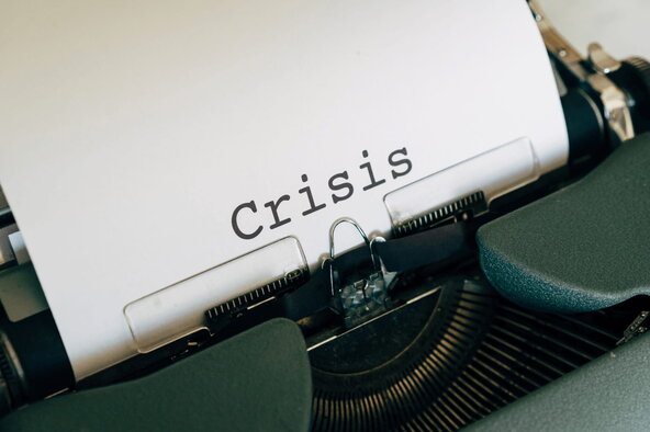 Schreibmaschine mit dem Begriff Krise