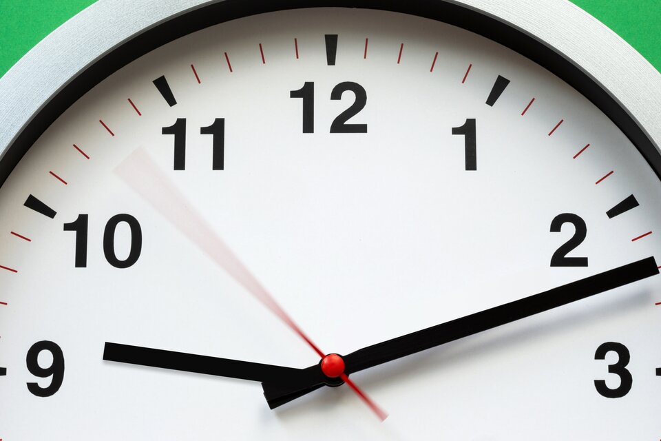 Eine Wanduhr zeigt die Uhrzeit Eine Wanduhr zeigt die Uhrzeit