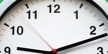 Eine Wanduhr zeigt die Uhrzeit Eine Wanduhr zeigt die Uhrzeit