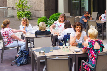 Mehrere Seminarteilnehmer tauschen sich in der Pause aus Mehrere Seminarteilnehmer tauschen sich in der Pause aus