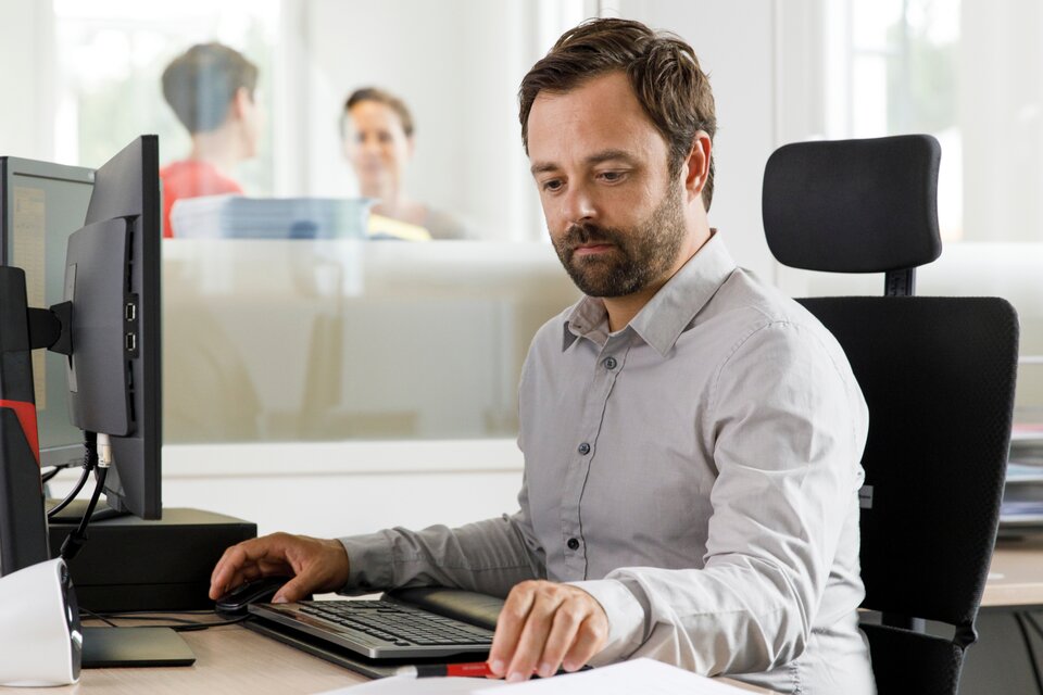 Ein Mann arbeitet am PC Ein Mann arbeitet am PC