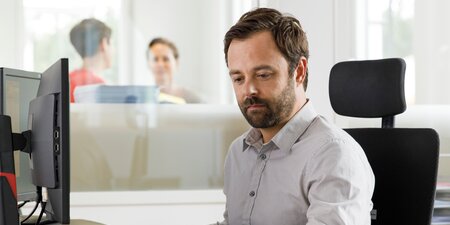 Ein Mann arbeitet am PC