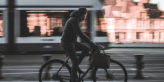 Ein Mann fährt mit seinem Dienstfahrrad in die Arbeit