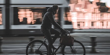 Ein Mann fährt mit seinem Dienstfahrrad in die Arbeit Ein Mann fährt mit seinem Dienstfahrrad in die Arbeit