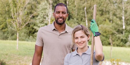 Ein Mann steht neben einer Frau im freien