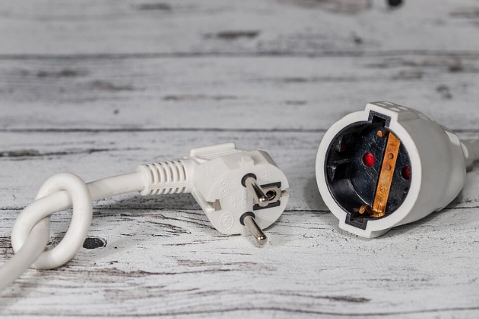 Ein Ladekabel und daneben liegt ein Verlängerungskabel
