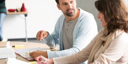 Ein Mann plant mit einer Frau eine Versammlung Ein Mann plant mit einer Frau eine Versammlung