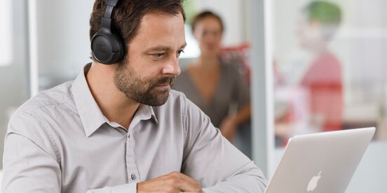 Ein Betriebsrat führt eine Online-Sitzung durch