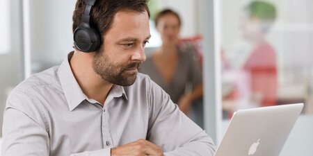 Ein Betriebsrat führt eine Online-Sitzung durch Ein Betriebsrat führt eine Online-Sitzung durch
